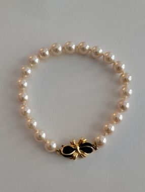 ​Vanna White Vintage Faux Pearl Bracelet Gold Tone Bow Clasp.
